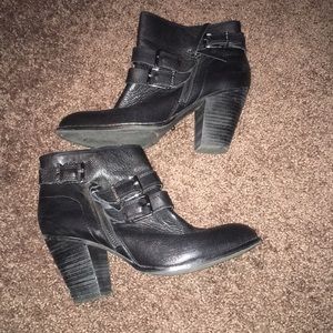 Gianni Bini black leather boots